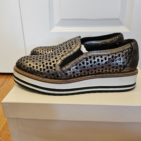 SUMMIT BY WHITE MOUNTAIN | Braxton Perforated Platform Metallic | Size 39 - Picture 3 of 10